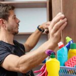 Uomo e prodotti delle pulizie