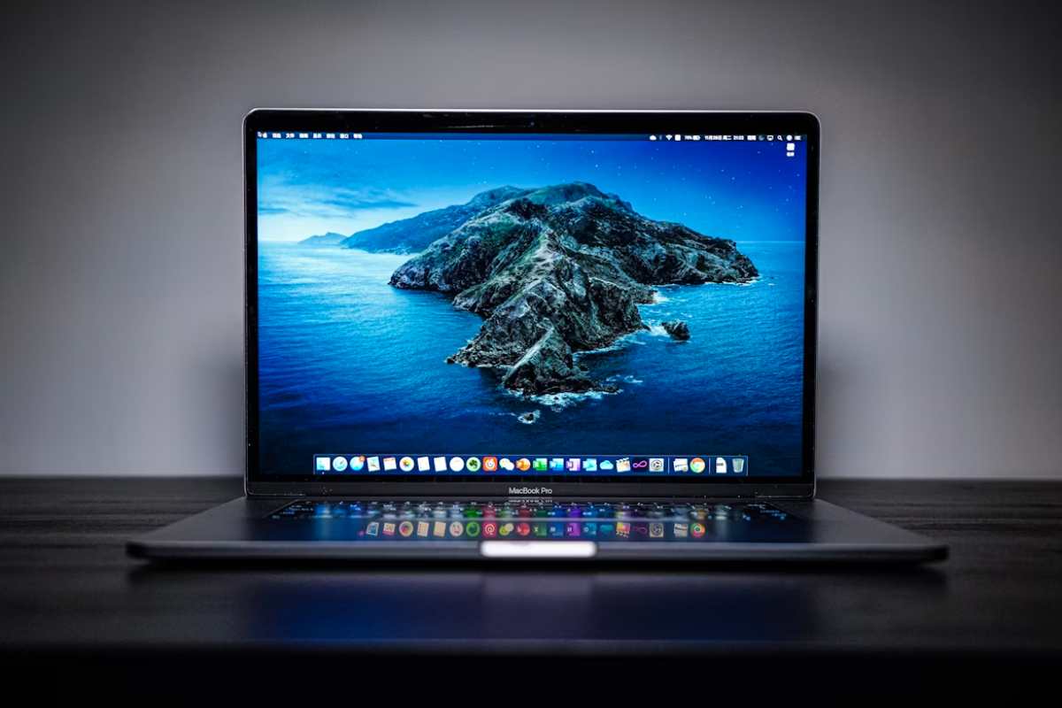 La rivoluzione di Apple: pronto un laptop mai visto e ad un prezzo shock La rivoluzione di Apple: pronto un laptop mai visto e ad un prezzo shock