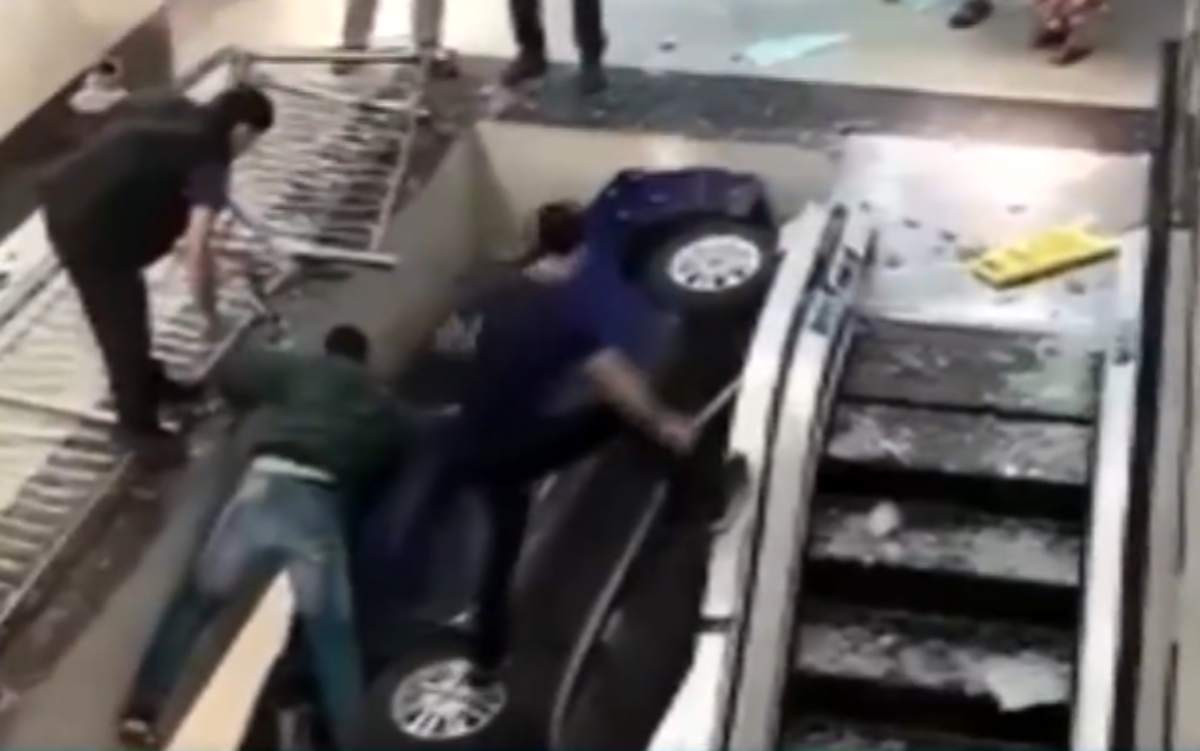 Una macchina sfreccia tra i clienti di un centro Commerciale: “Pensavo fosse un parcheggio”