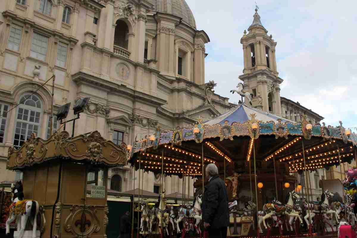 una giostra di cavalli al mercatino di Natale di piazza Navona a Roma
