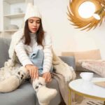 Donna coperta in casa