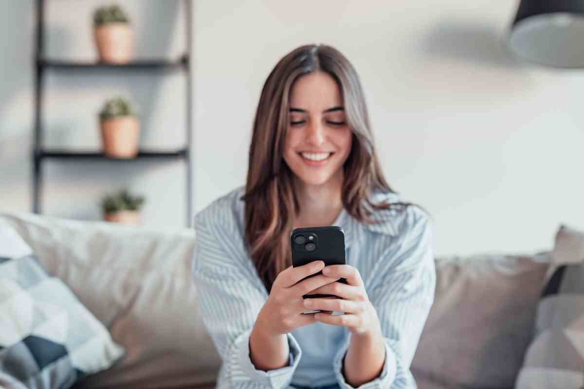 Ragazza al cellulare