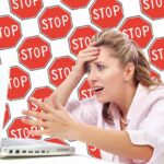 Donna preoccupata al pc