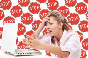 Donna preoccupata al pc