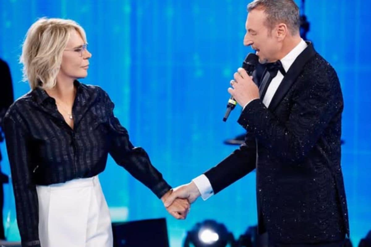 amadeus tiene per mano maria de filippi nello studio di amici