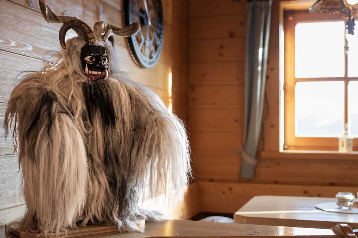 Krampus, statuetta su tavolo in casa