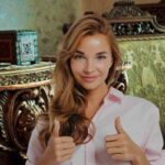 Mobili vintage e donna soddisfatta