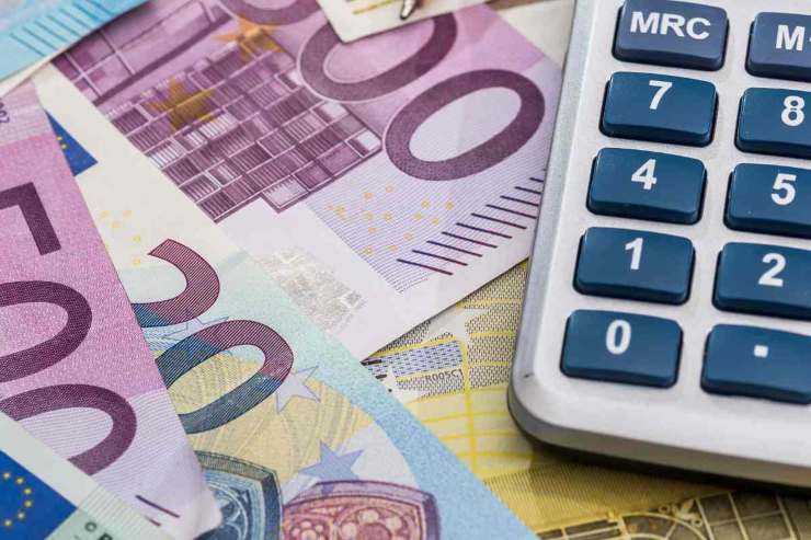 Soldi e calcolatrice