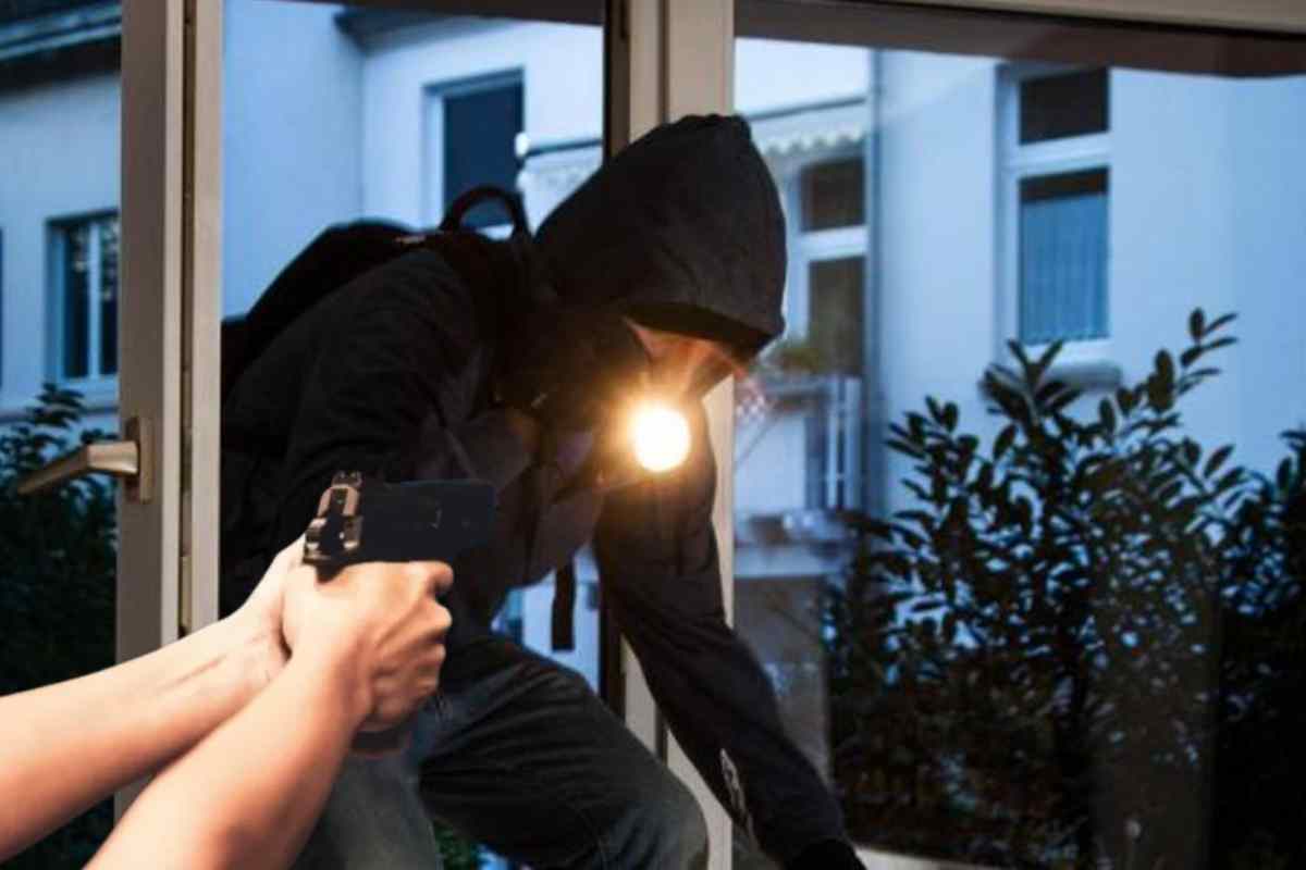 Sparare ai ladri non è più un reato: applicata la nuova legge sulla legittima difesa Sparare ai ladri non è più un reato: applicata la nuova legge sulla legittima difesa