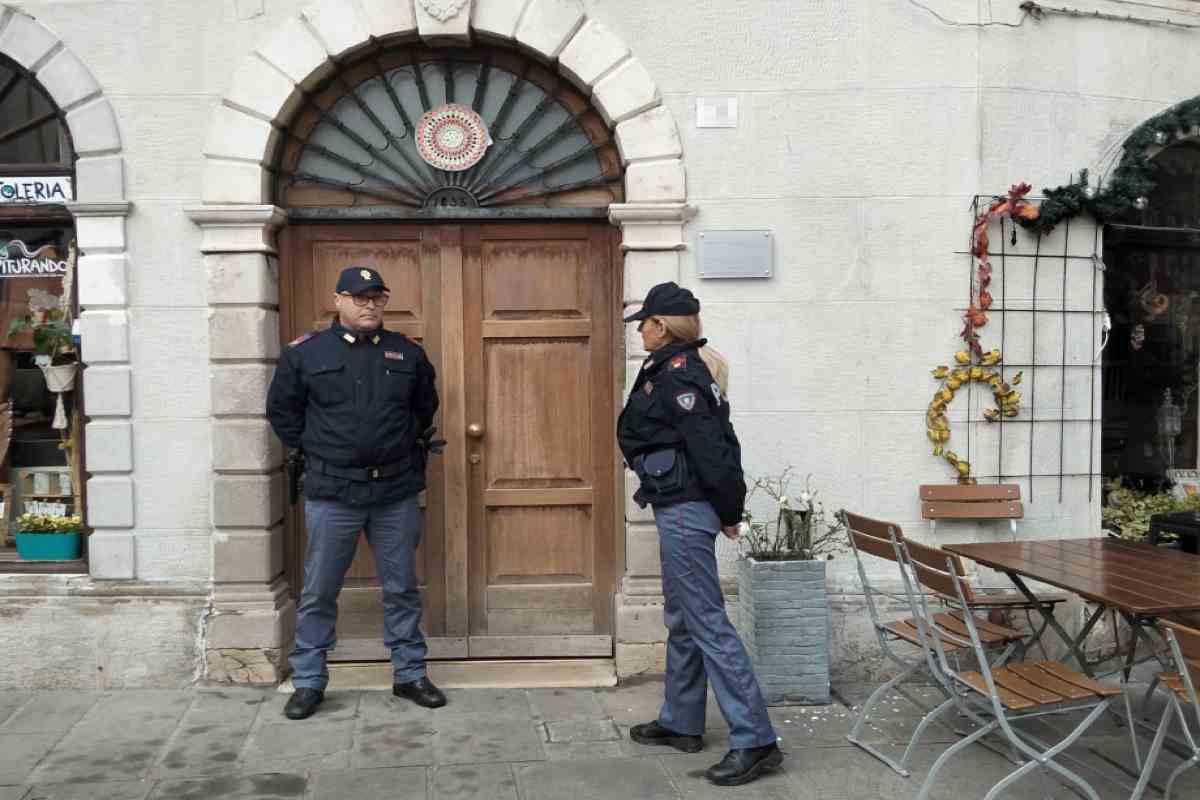 Uccide il figlio tagliandogli la gola. Il parroco svela: “Le avevo detto più volte di…”