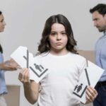 Una coppia divorzia e la bimba osserva