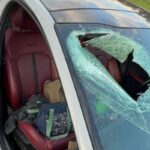 Un auto col parabrezza sfondato