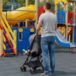 Uomo al parco con una carrozzina