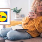 donna sul divano con in mano una tazza e logo lidl