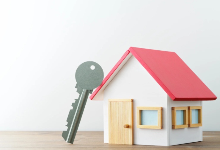chiave appoggiata ad una casa in miniatura