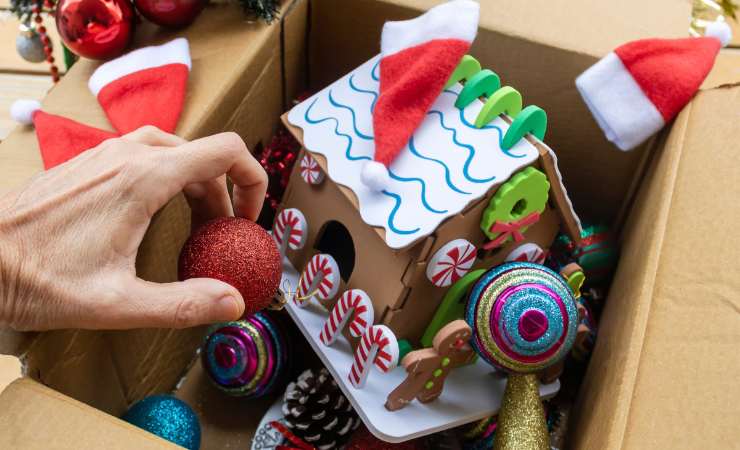 scatola con addobbi di Natale