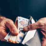 portafoglio con euro in mano