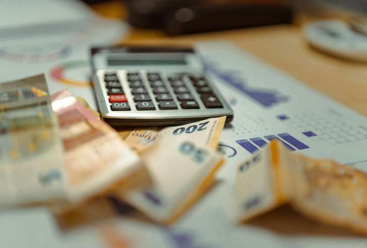 banconote e calcolatrice sul tavolo
