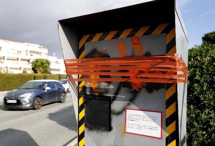 La disattivazione di un autovelox in mezzo alla strada