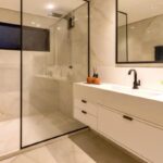 bagno elegante in marmo bianco