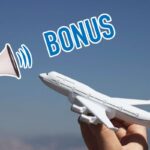 aereo in miniatura, megafono in mano e scritta bonus