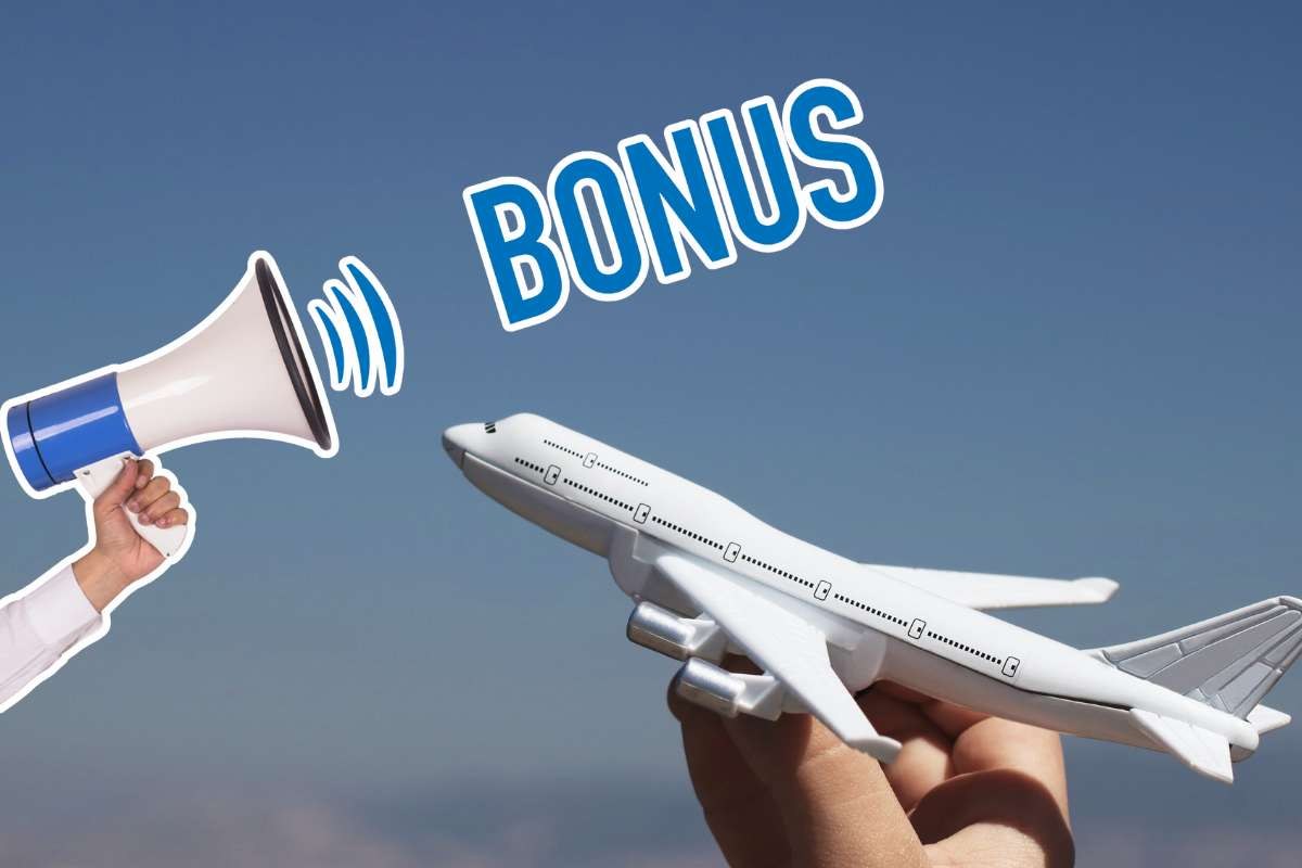 aereo in miniatura, megafono in mano e scritta bonus