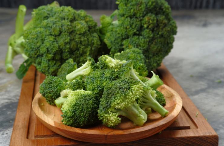 cimette di broccoli su un piatto