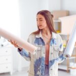 donna con carta da parati