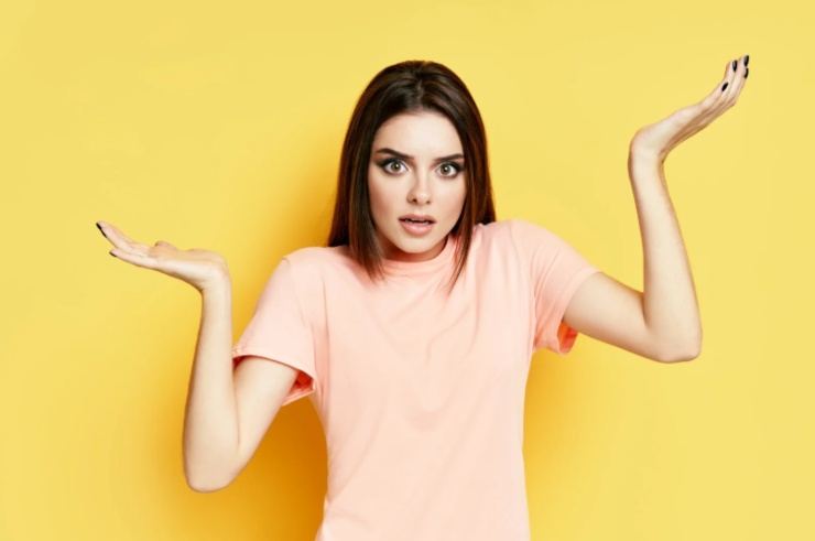 donna con espressione stupita e con le braccia aperte