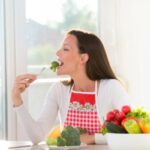 donna che mangia dei broccoli