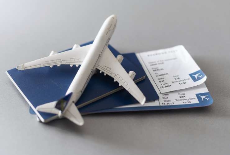 aereo in miniatura e biglietti aerei