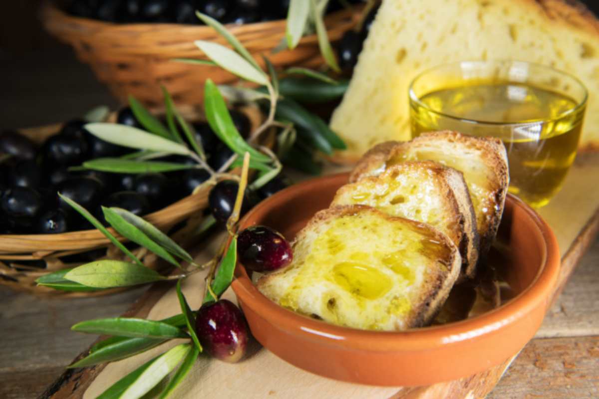 Olio extra vergine d’oliva: il test casalingo che puoi fare per scoprire se non è contraffatto