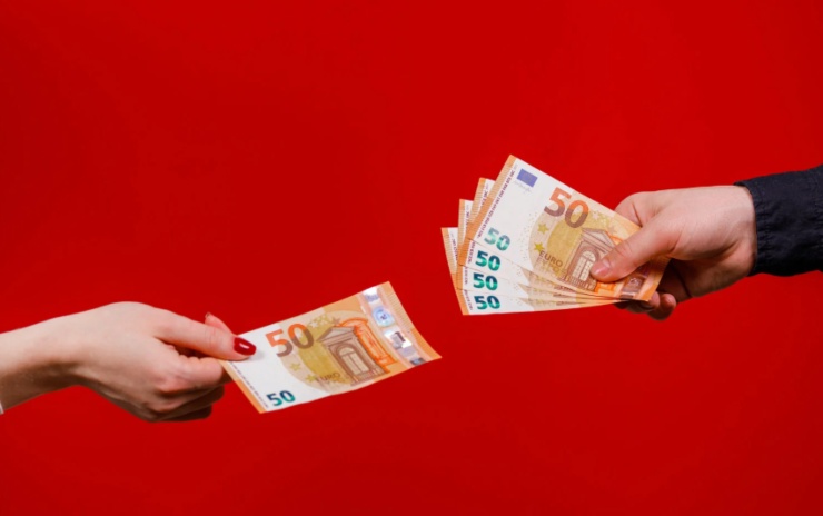 mani che si scambiano delle banconote