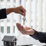 persona che consegna le chiavi di casa ad un'altra persona