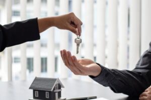 persona che consegna le chiavi di casa ad un'altra persona