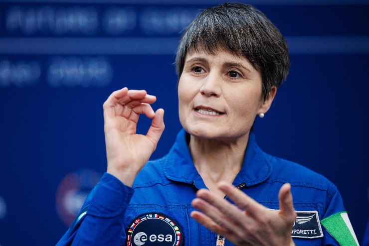 Samantha Cristoforetti mentre parla durante l'assemblea dell'Esa a Brema in Germania