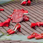 scarpe rosse per strada