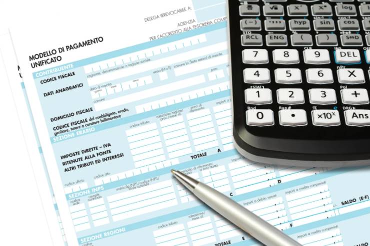 modello F24 per il pagamento delle tasse calcolatrice e penna