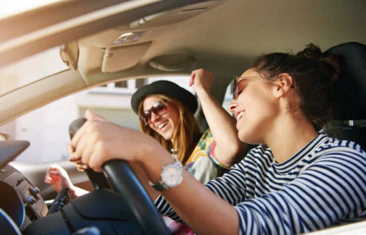 due donne che cantano in auto