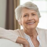 donna anziana che sorride