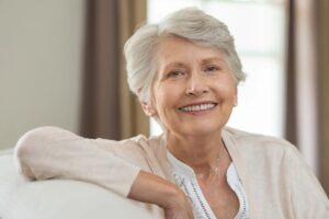 donna anziana che sorride