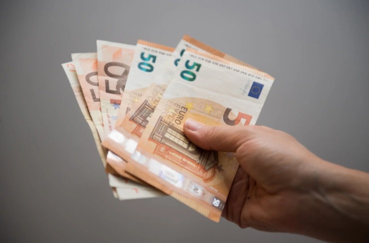 persona con in mano tante banconote di euro