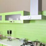 cucina con mobili verdi e piastrelle verdi