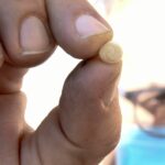 Un medico che consiglia di prendere una pillola