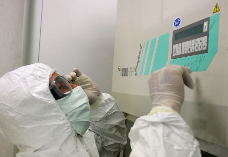 Un tecnico di laboratorio che controlla i dati e gli stud