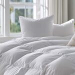 piumone e cuscini sul letto