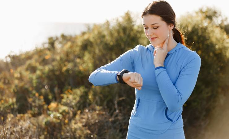 donna che misura battiti manualmente dal collo