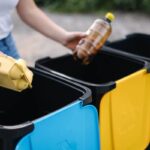 donna che getta via dei rifiuti