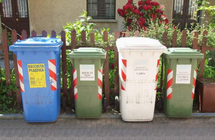 bidoni dei rifiuti collocati in strada davanti ad un'abitazione