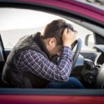 automobilista disperato con la testa sul volante